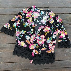 Floral kimono style shawl. Black lace trim